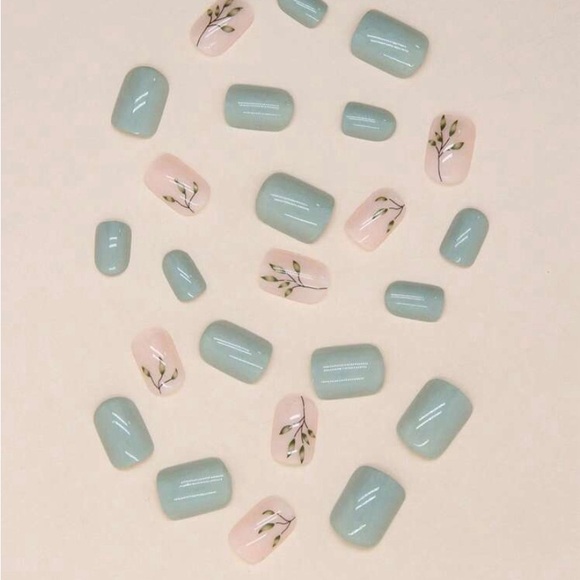 Green and Cream Leaf press on nail set - Picture 2 of 2